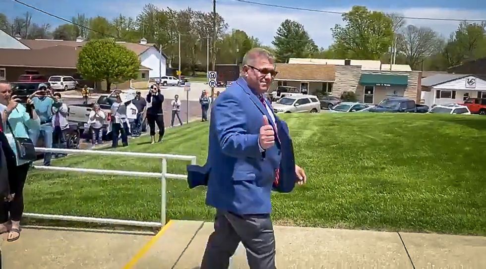 Illinois GOP lawmaker walks through throng of protesters without mask to challenge stay-at-home order