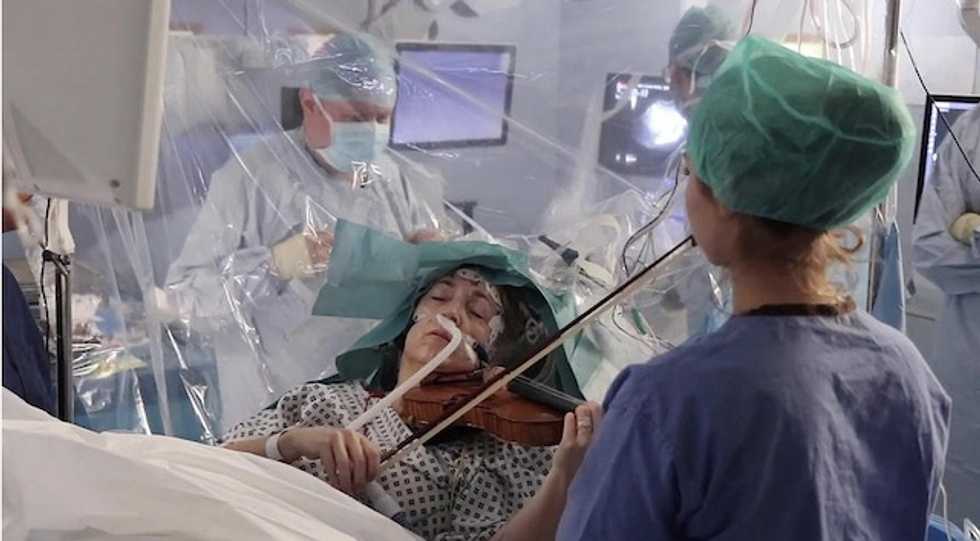 Violinist plays during brain op as surgeons test her dexterity