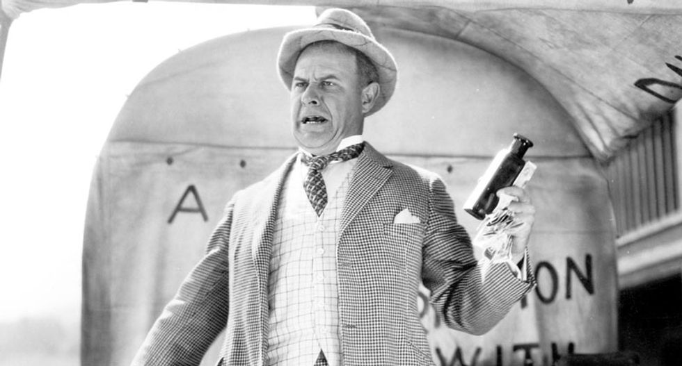 Former right-wing presidential candidate scamming Americans with toxic bleach cure for cancer