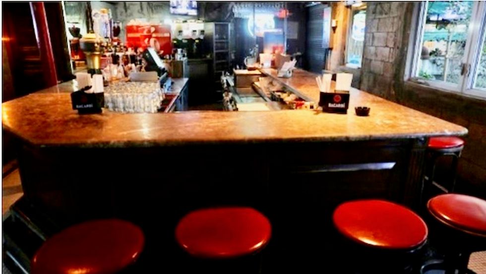 Customer leaves $10,000 tip, anonymously, in Florida restaurant a day before it was forced to close