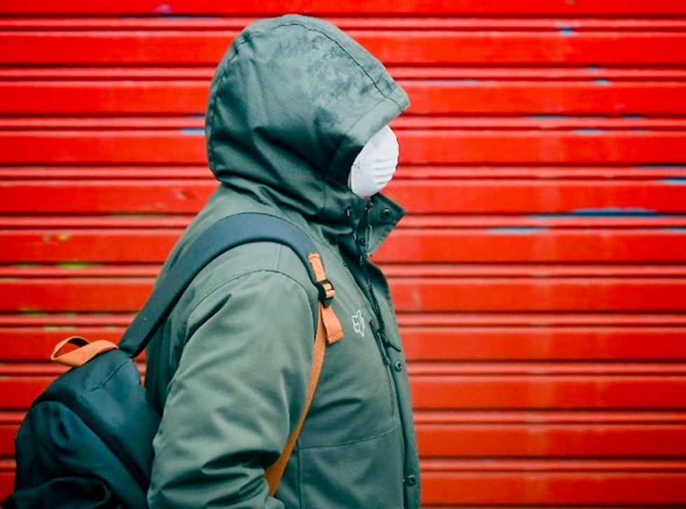 This simple model shows the importance of wearing masks and social distancing
