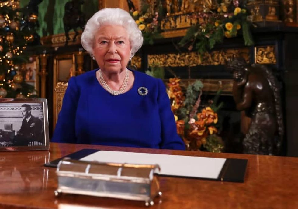 Queen Elizabeth II to praise virus response in rare address