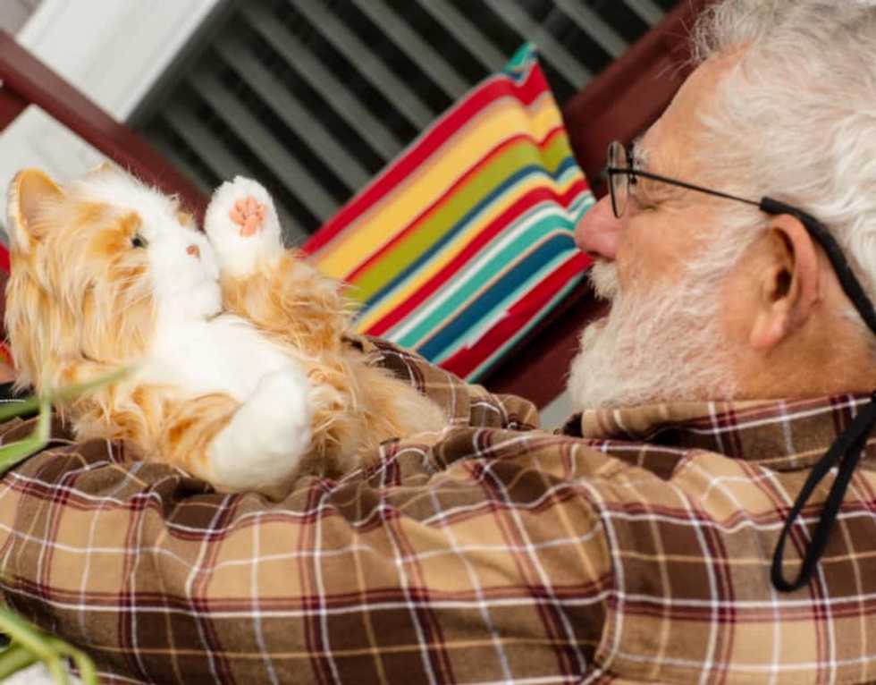 Therapy pets can't help Alzheimer's patients right now -- but there's a robotic alternative