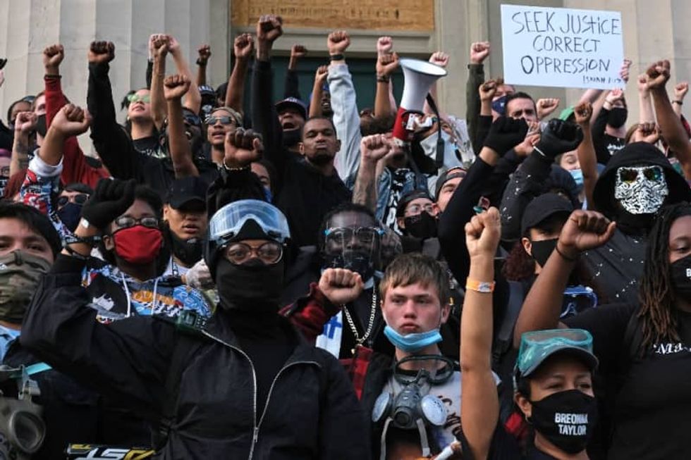 Protesters defy second night of curfew in Breonna Taylor protest