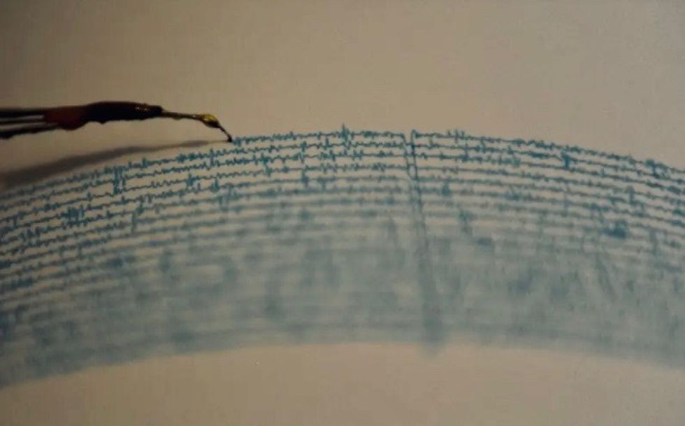 Major quake off Alaska triggers small tsunami waves
