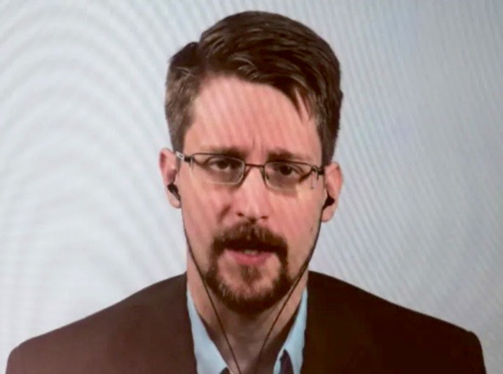 Edward Snowden aims to become dual US-Russian citizen
