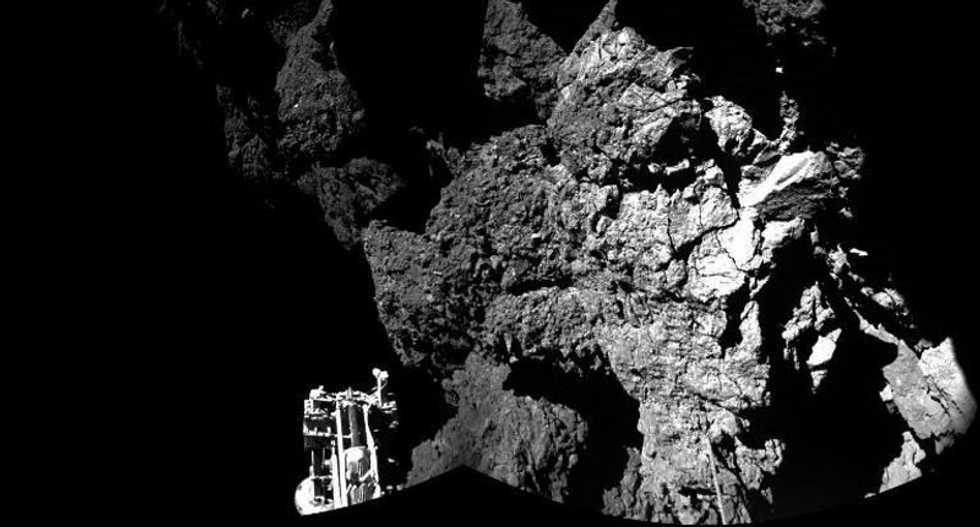 Comet probe Philae uploads last-minute data from 'alien world'
