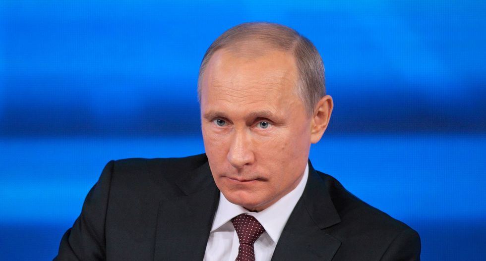 Putin warns artists against 'dangerous behaviour'