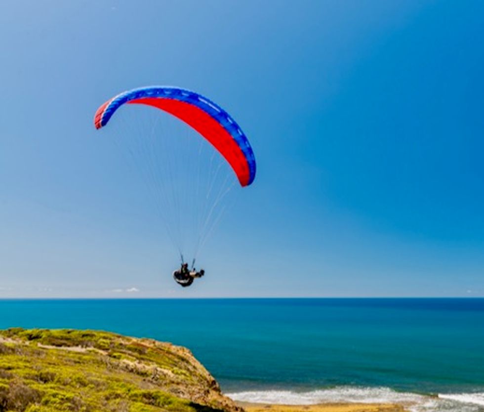 Paragliders collide in midair, fall to death in San Diego
