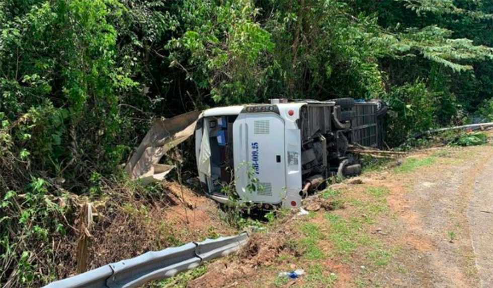Vietnam bus crash kills 13 on high school reunion trip