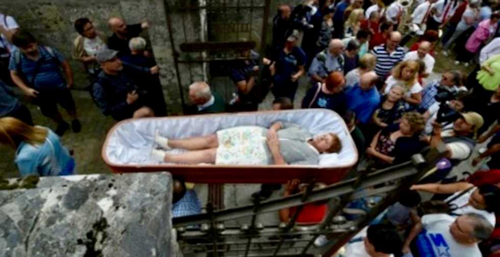 Spaniards paraded alive in coffins in gratitude for defying death