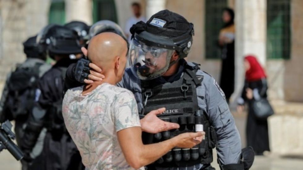 Police and Palestinians clash at flashpoint Jerusalem holy site