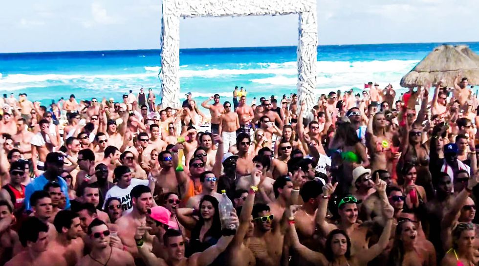 American spring break revelers chant Trump's 'build the wall' while partying in Cancun: report
