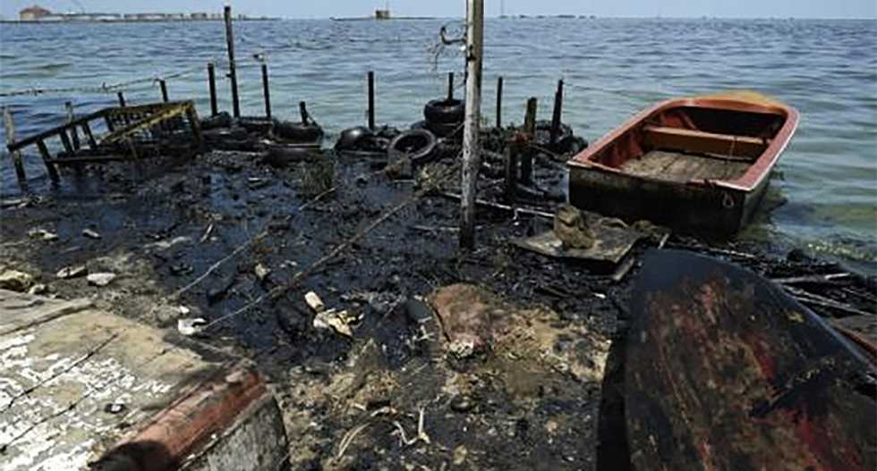 Lake Maracaibo has been polluted by a permanent black tide