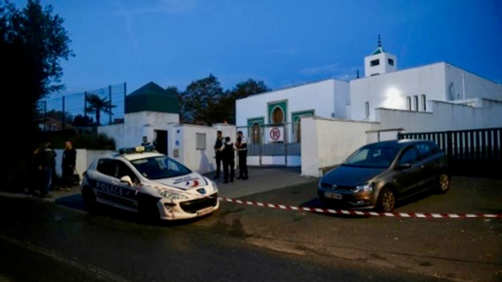 Octogenarian man with right-wing links tries to burn French mosque, shoots two