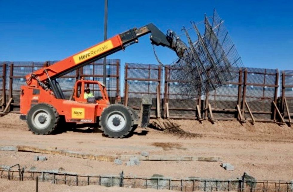 Race against the clock to build Trump's border wall