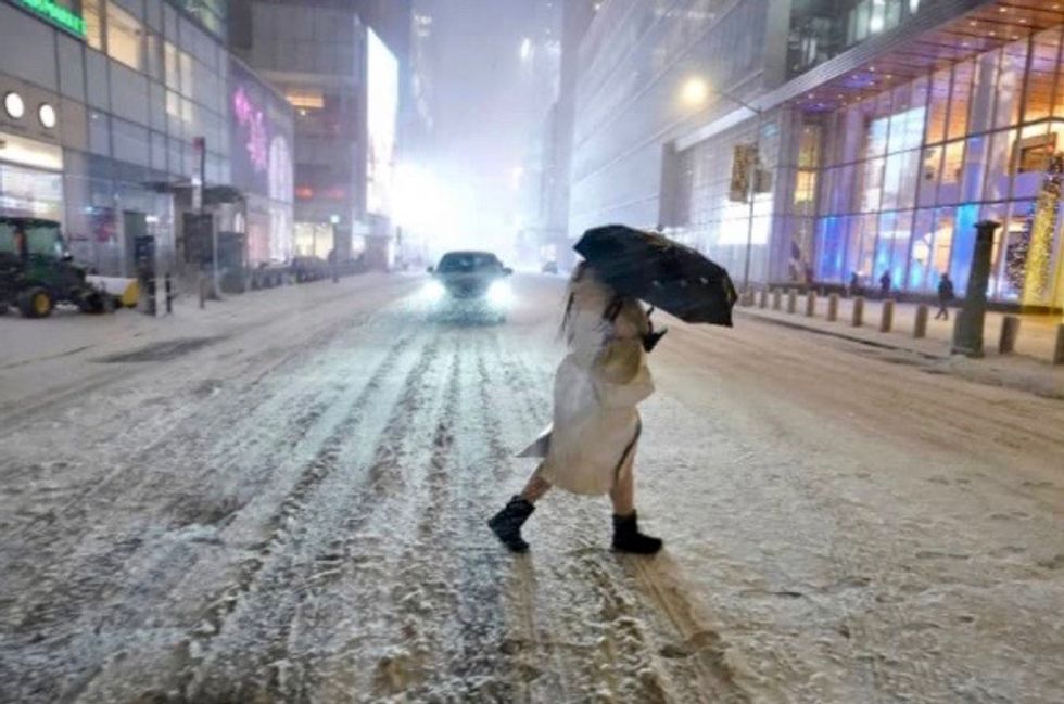 Snowstorm blankets US east coast, threatening vaccine rollout
