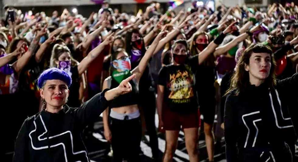 Thousands of Chilean women perform feminist anthem