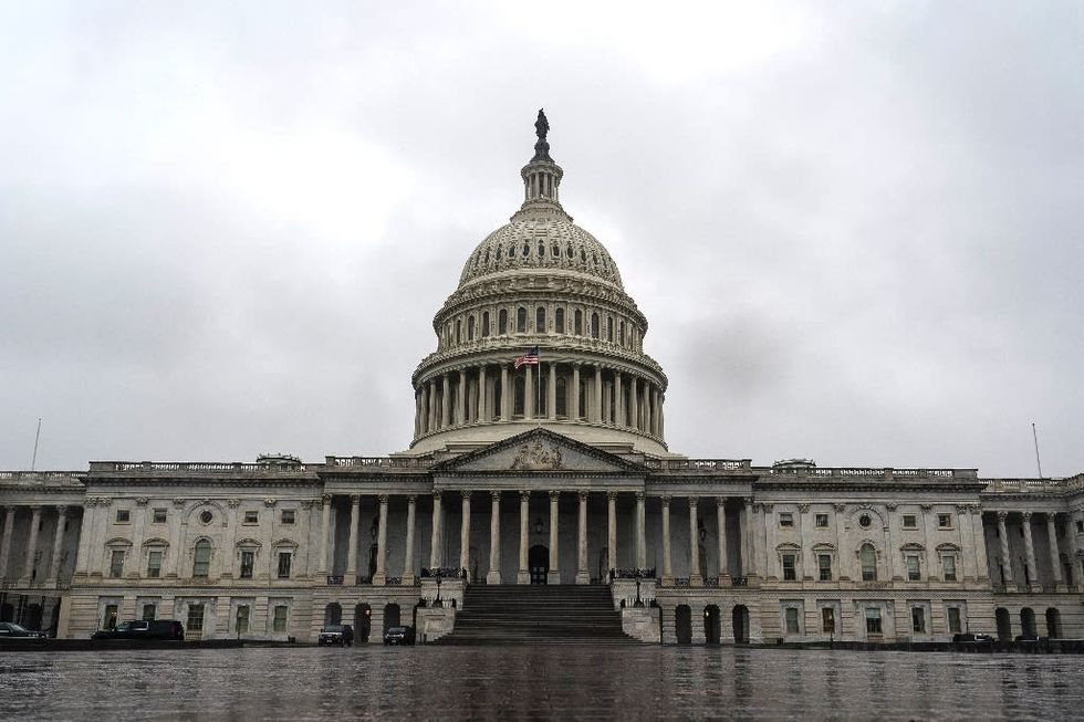 US lawmakers reach deal on $900 bn stimulus package
