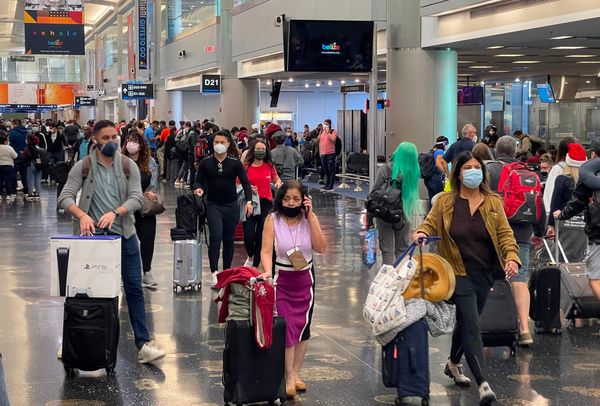 US airport travelers set COVID pandemic high after Christmas despite surging cases
