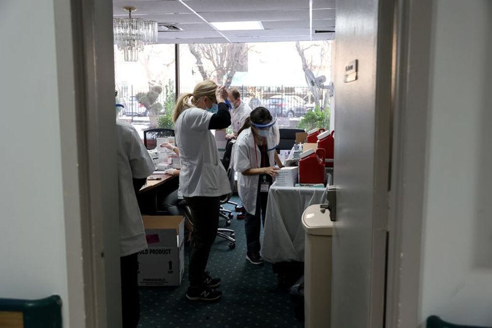 Pharma distributors in talks with US for cut of COVID-19 vaccine shipping deal - sources