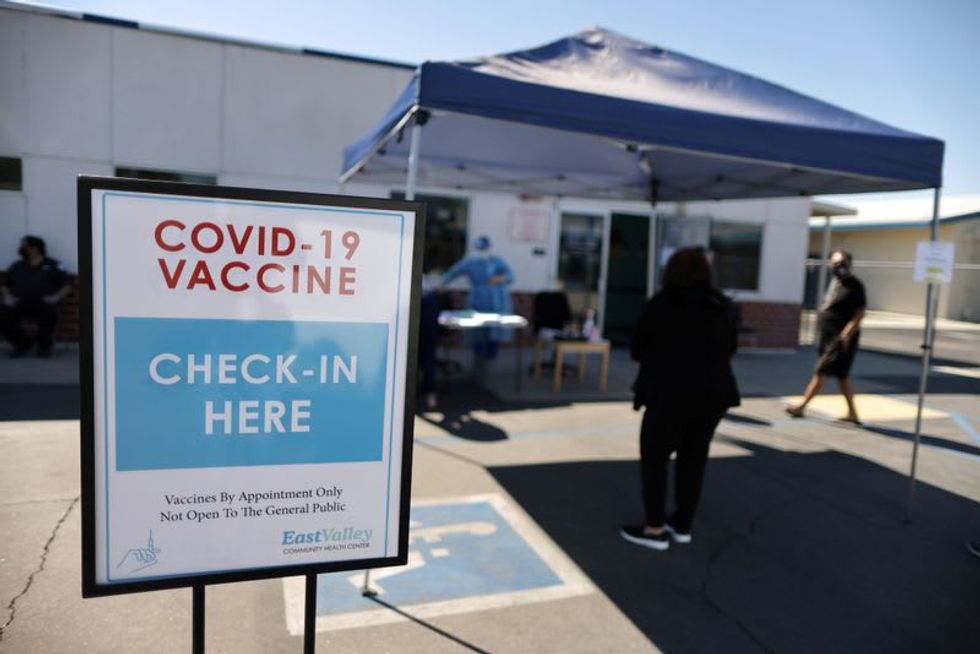 New U.S. COVID-19 cases fall 12% last week, vaccinations top 2 million a day