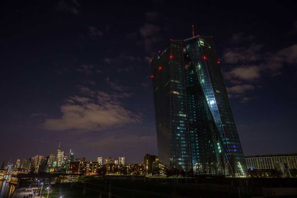 People around the world switch off lights for Earth Hour