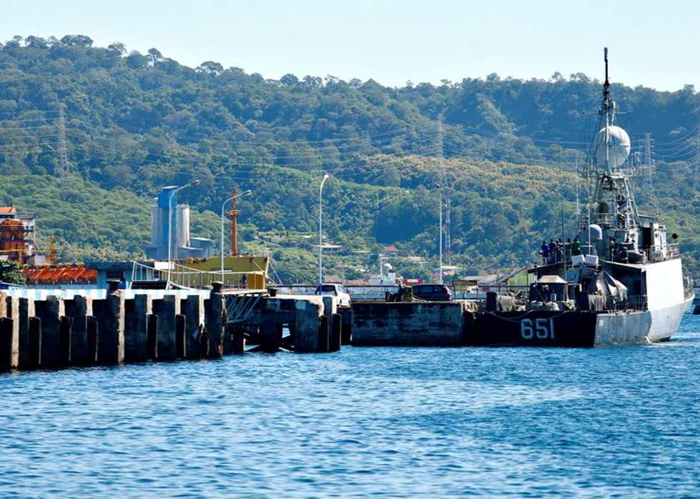 Desperate hunt for missing Indonesian submarine as oxygen set to run out