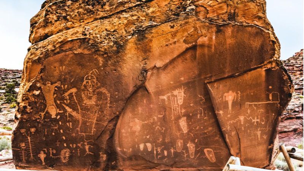 Racist vandals defaced 2,000-year-old Native American petroglyphs in Utah -- but struggled to spell the word 'white'