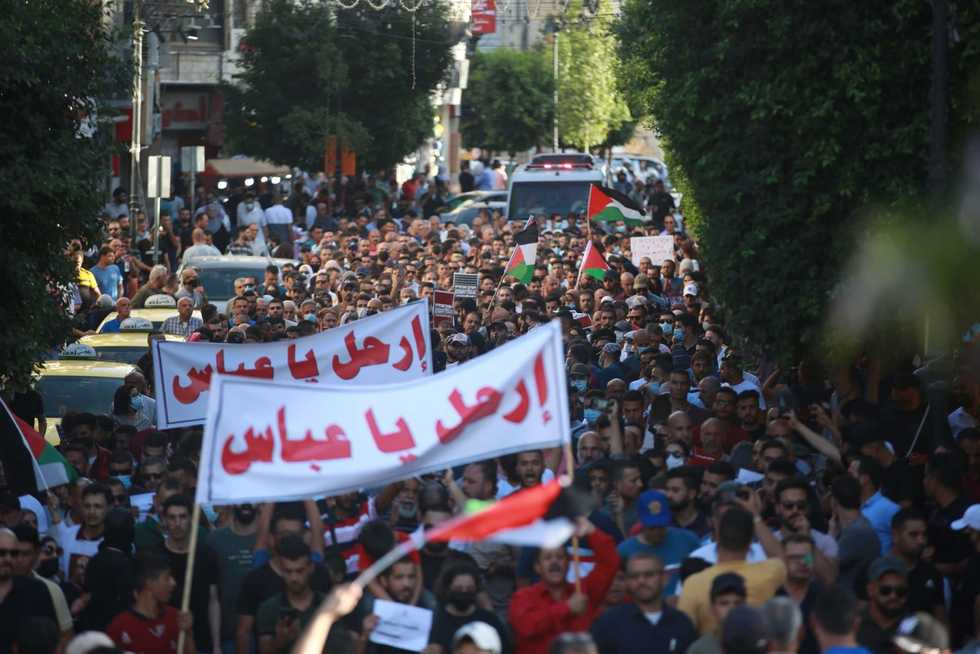Thousands of Palestinians protest against Palestinian Authority