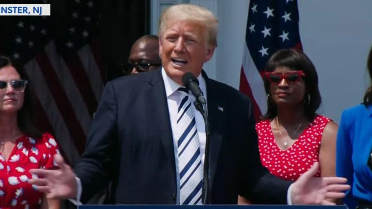 Trump briefly derails his own press conference as he bizarrely rambles about the word 'nuclear'