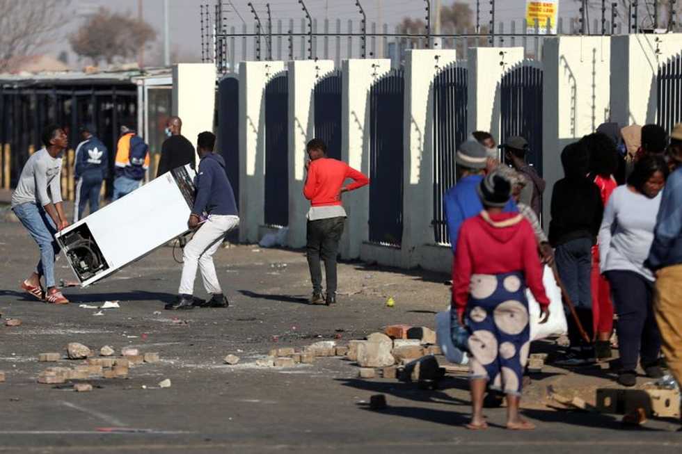 Looting, violence grips South Africa after Zuma court hearing