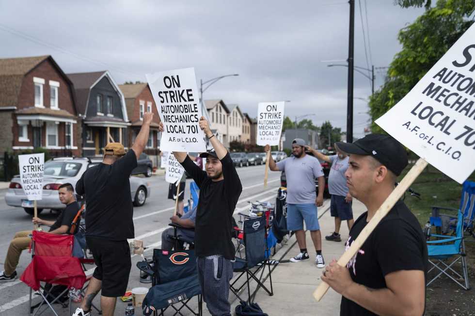 Chicago auto mechanics strike for the second week — shutting down service work at 56 new car dealerships
