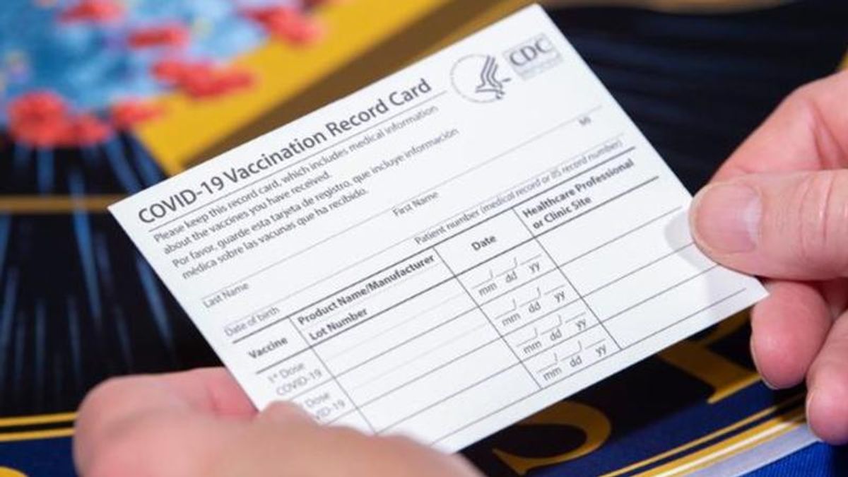 Woman who calls herself 'AntivaxMomma' online busted selling fake vaccination cards