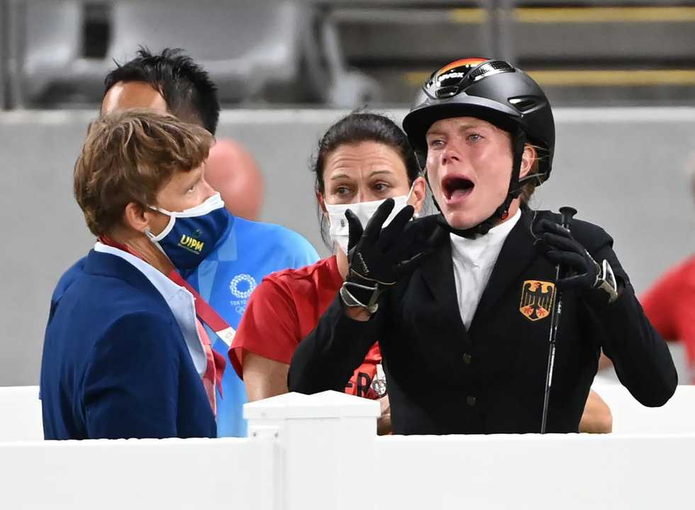 Horse punching German pentathlon coach sanctioned, athlete cleared