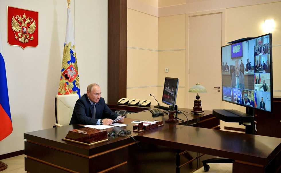 Putin praises elections as hundreds in Moscow protest against results