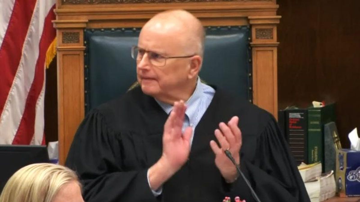 Rittenhouse judge asks for applause for veterans -- including defense team’s witness