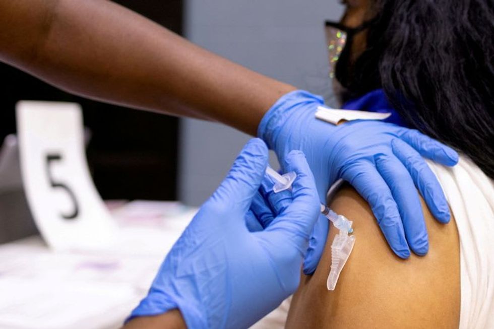 White House says 96.5% of federal workers have complied with vaccine mandate