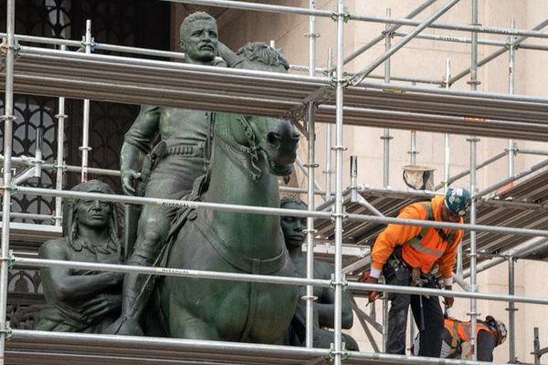 Beginning of the end for NY's flashpoint Teddy Roosevelt statue