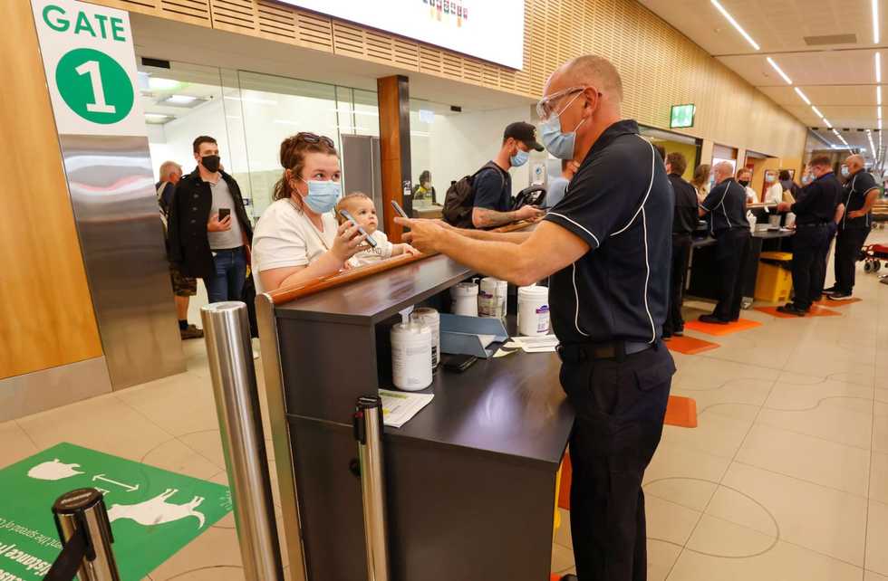 Vaccinated visa holders return to Australia after almost two years