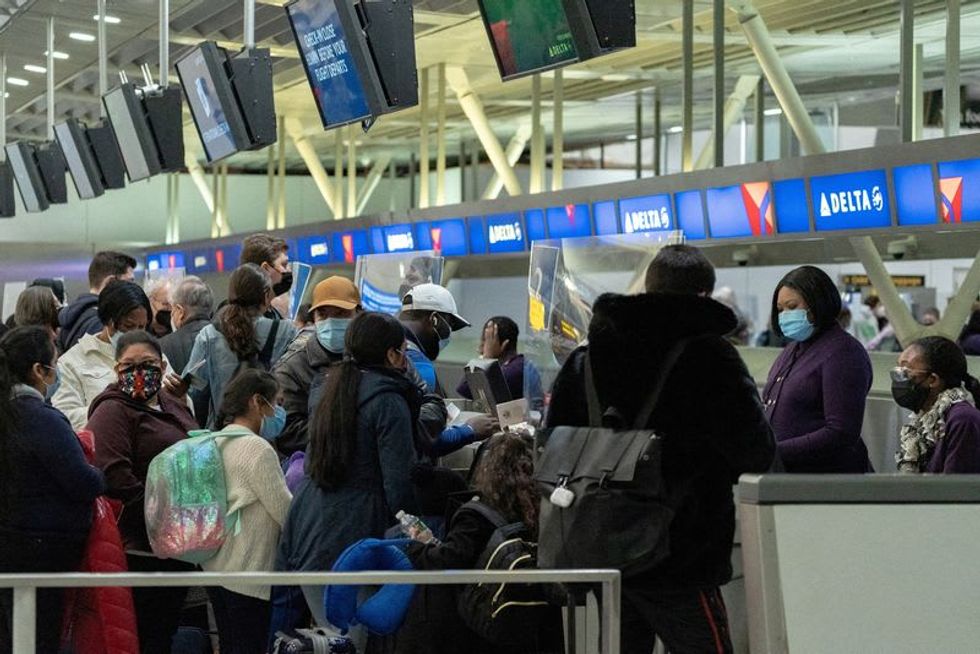 Omicron, unruly passengers deter U.S. airline staff from holiday overtime - Vimarsana News