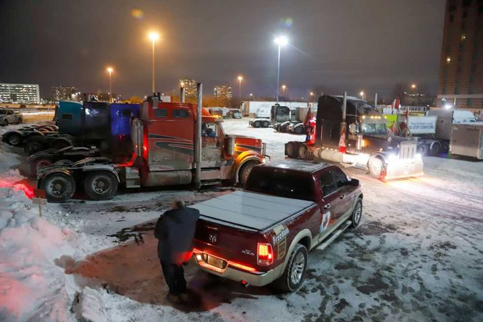 Canadian police seize fuel, remove oil tanker; court silences protesters' horns