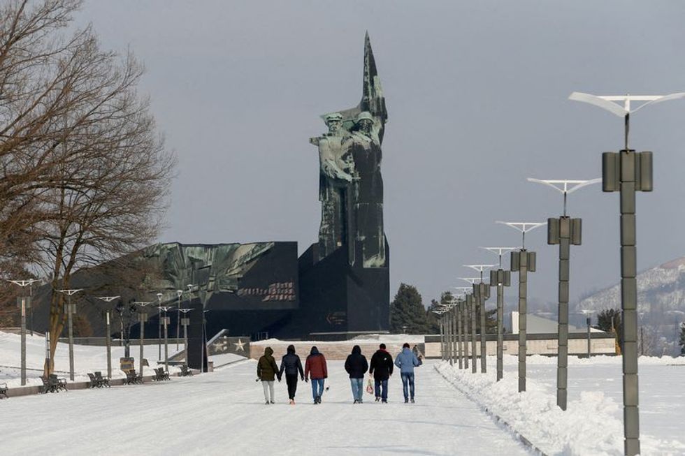 Ukraine temporarily closes checkpoint in Donbass due to shelling