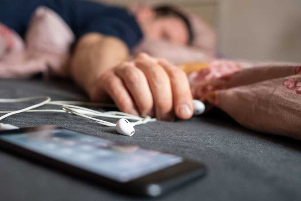 What you should know about sleeping with earphones or earplugs