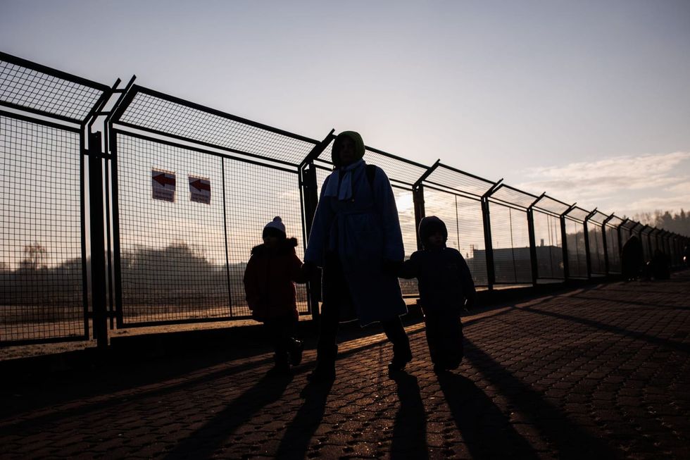 Over half a million people flee Ukraine as countries prepare to help - Vimarsana News