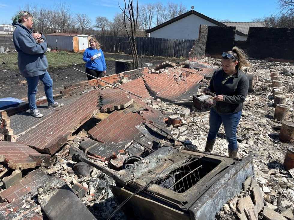 Texas wildfires destroy 86 homes and most of small town
