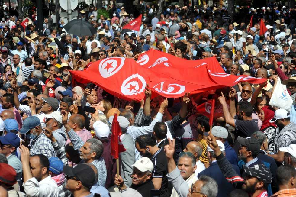 Thousands protest against Tunisian president amid political stand-off