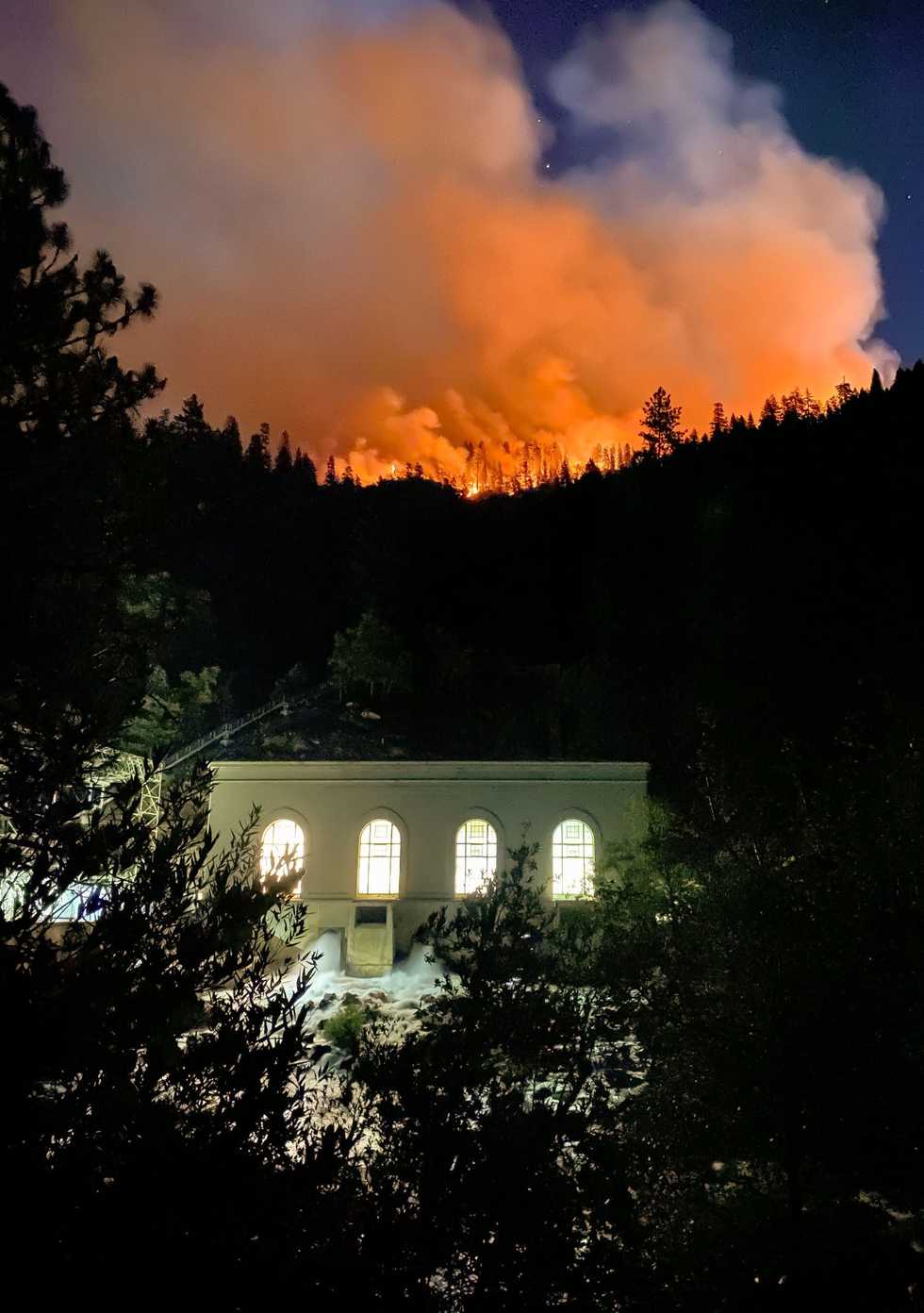 PG&E ‘excessively delayed’ its response to monster Dixie fire inferno, California report says