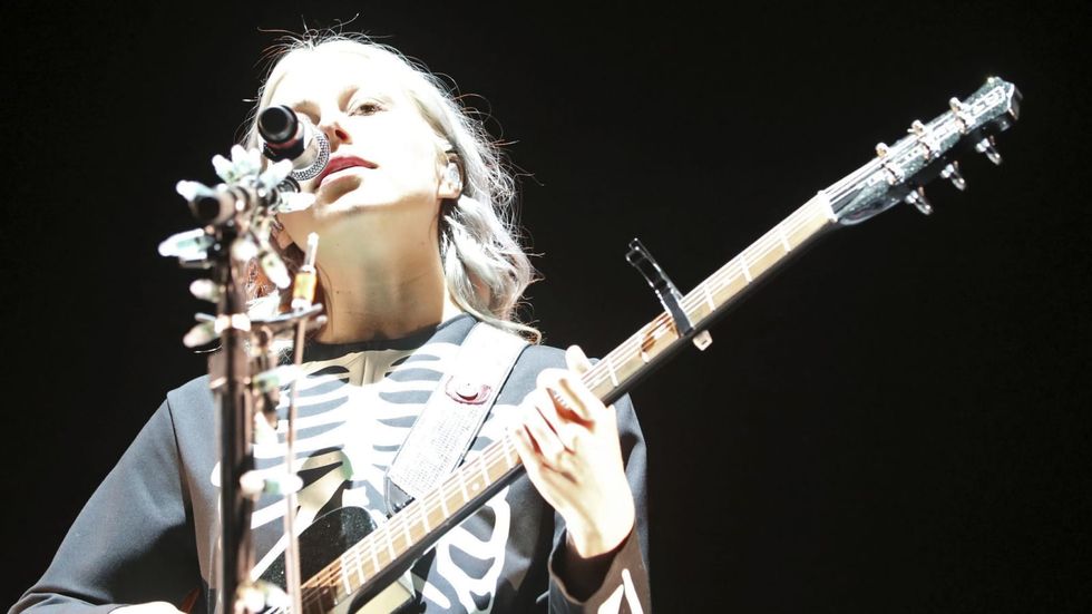 Phoebe Bridgers says ‘F— Supreme Court’ at Glastonbury after Roe v. Wade overturned: ’F— America’