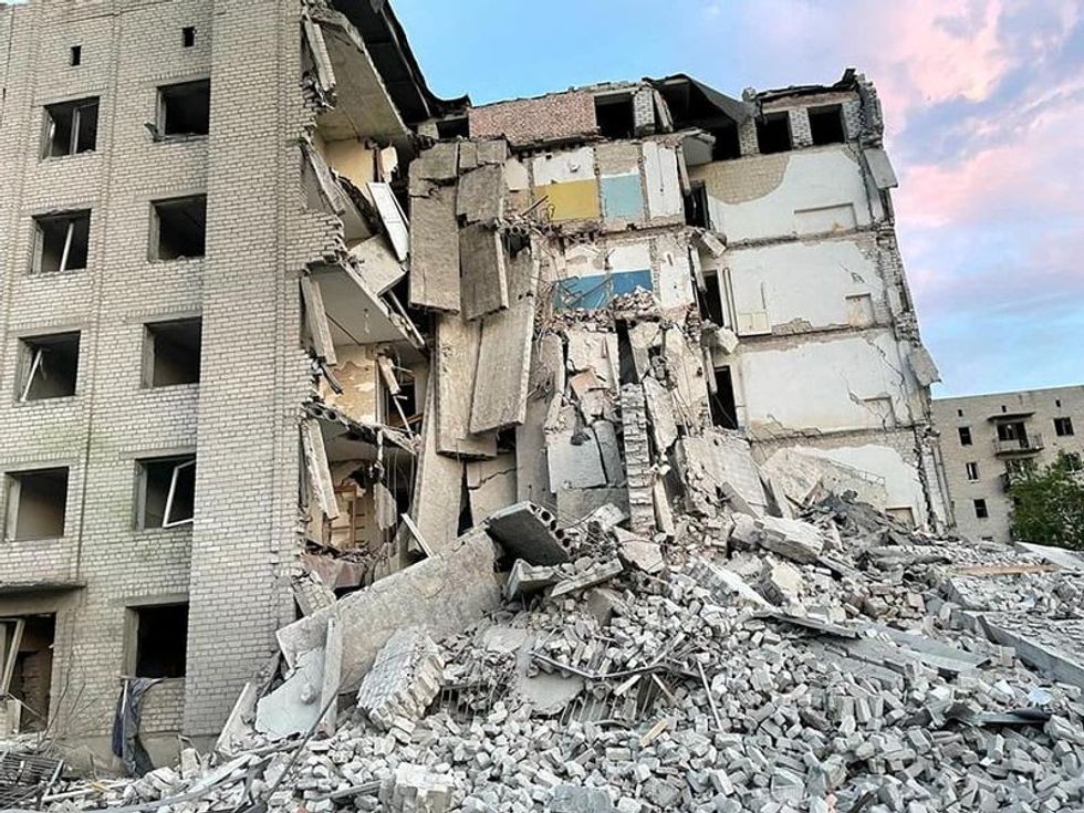 Russian rockets hit apartment building in Ukraine's Donbas, US presses on diplomatic front
